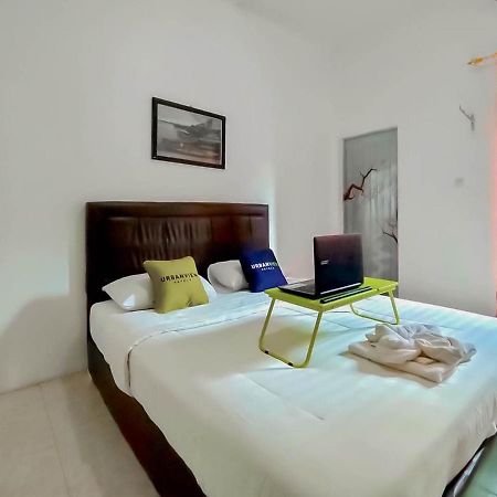 Urbanview Hotel Bagoes Sintang By Reddoorz Exterior photo