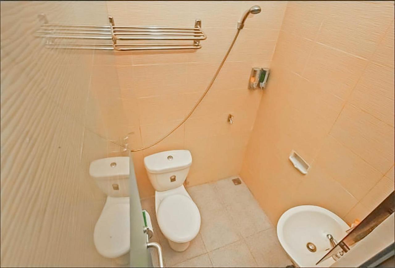 Urbanview Hotel Bagoes Sintang By Reddoorz Exterior photo