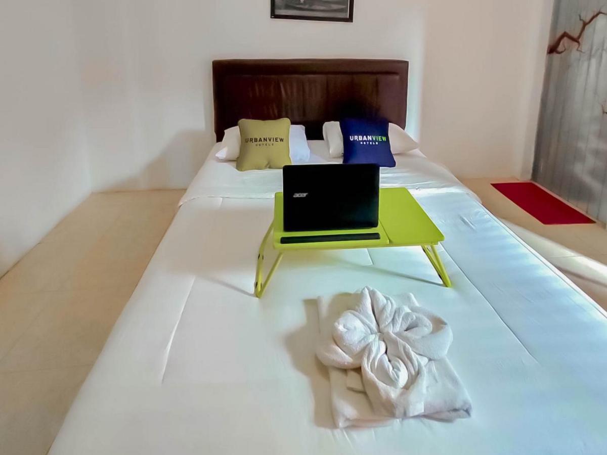 Urbanview Hotel Bagoes Sintang By Reddoorz Exterior photo