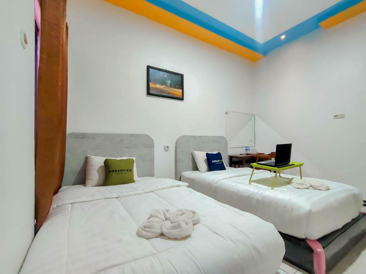 Urbanview Hotel Bagoes Sintang By Reddoorz Exterior photo