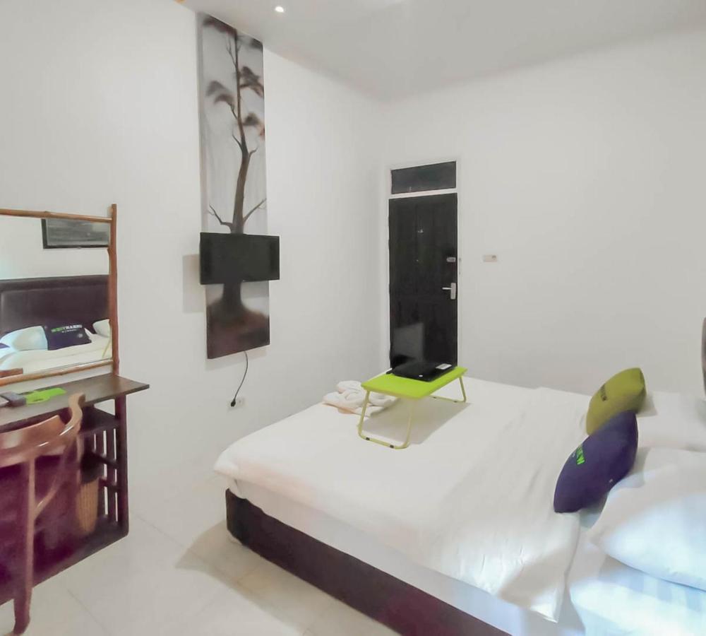 Urbanview Hotel Bagoes Sintang By Reddoorz Exterior photo