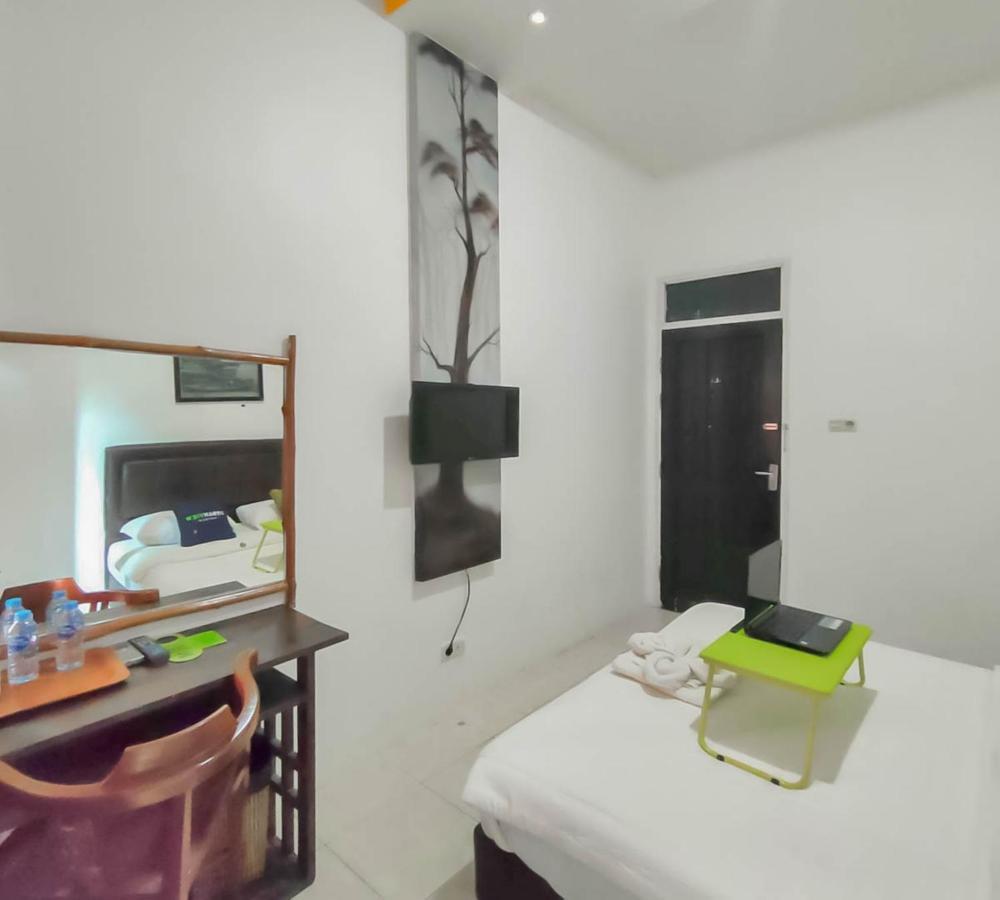 Urbanview Hotel Bagoes Sintang By Reddoorz Exterior photo
