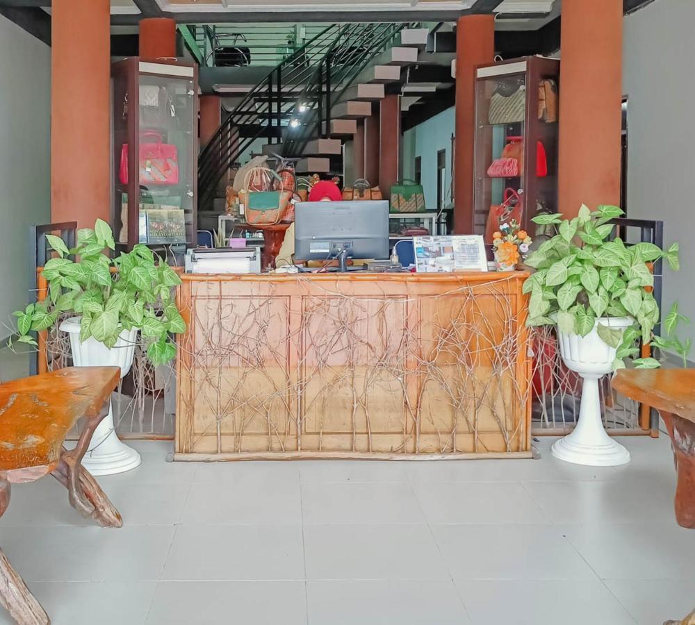 Urbanview Hotel Bagoes Sintang By Reddoorz Exterior photo